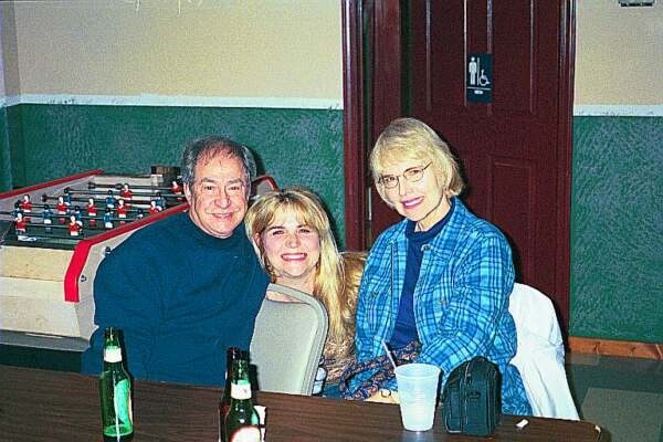 Me & My Parents.jpg (77565 bytes)